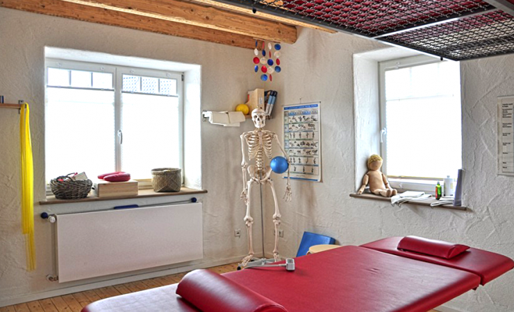 monika-keutgen-osteopathie-physiotherapie-vojta-praxis-behandlungsraum-behandlungsliege-skelett